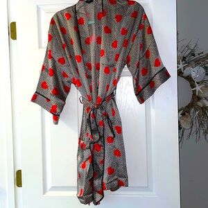 Alexa 100% silk robe size S houndstooth print with red hearts NWOT